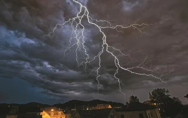 Lightning Strike Damages Home in Sajipamooda, Heavy Losses Reported - News Karnataka