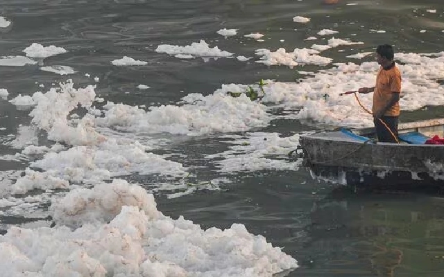 Toxic Foam Takes Over Yamuna During Chhath Puja Celebration - News Karnataka