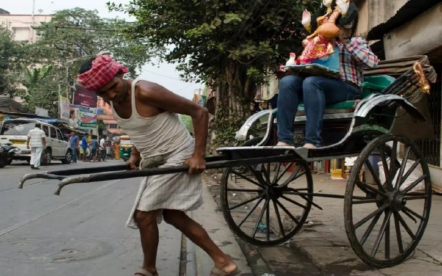 The Last Ride: Kolkata’s Iconic Hand-Pulled Rickshaws Facing Extinction - News Karnataka