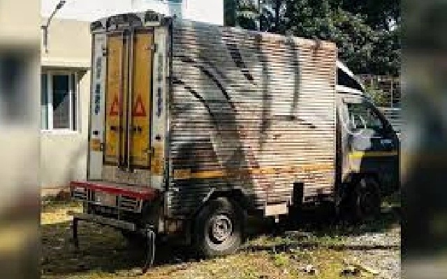 Driver Fleeing After Accident Involving Cattle and Fish Trays in Byndoor - News Karnataka