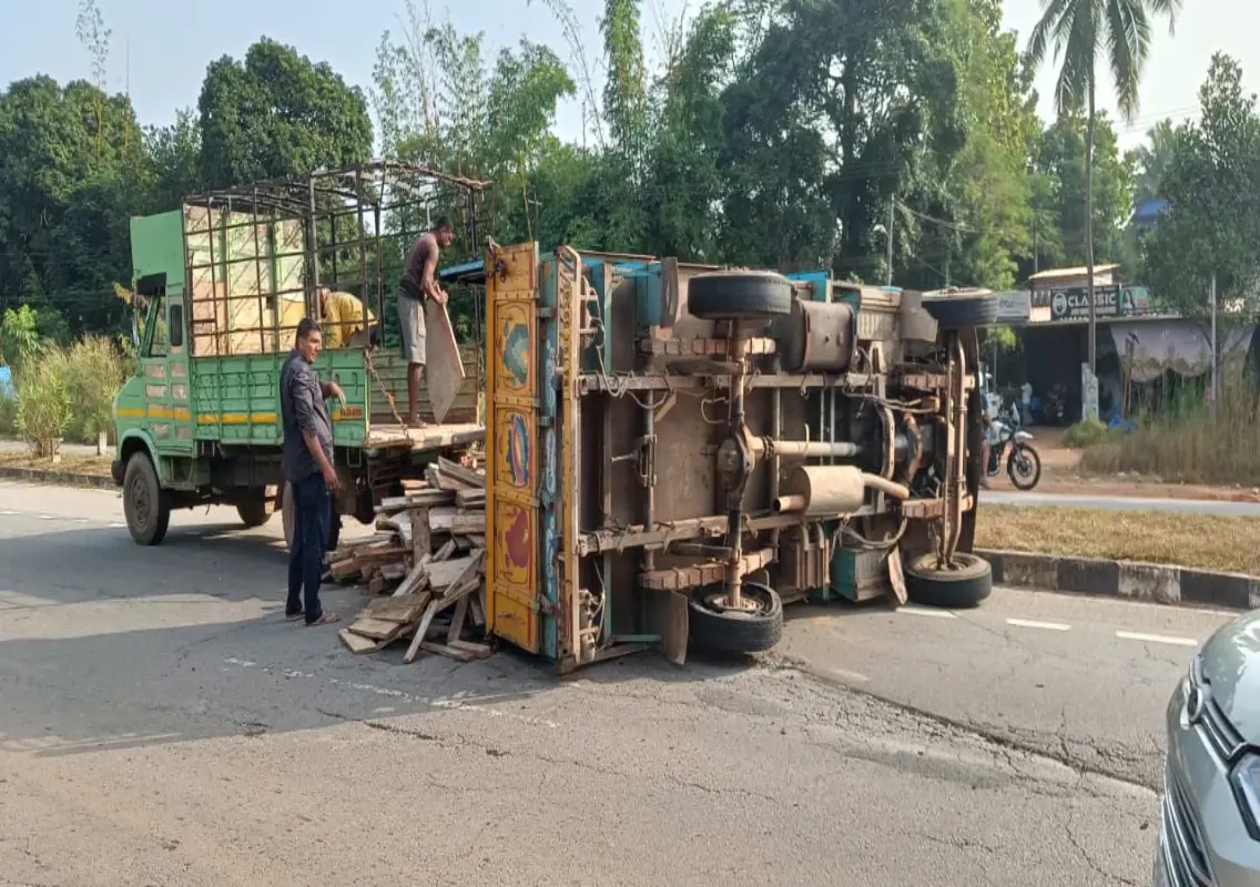 Udupi: Goods vehicle overturns after tyre burst, three injured; highway traffic disrupted - News Karnataka