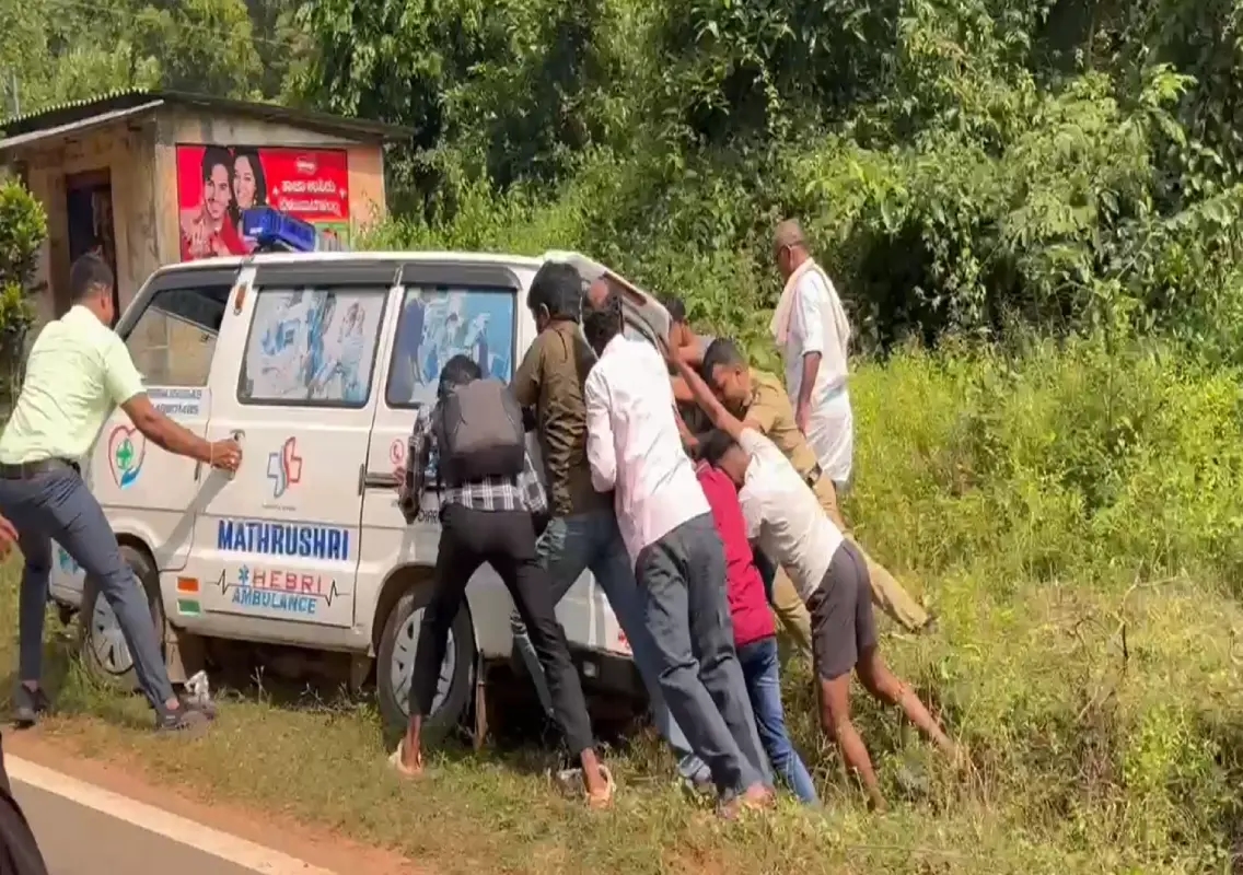 Watch Video: Ambulance carrying Naxal Vikram Gowda's body falls into ditch in Hebri - News Karnataka