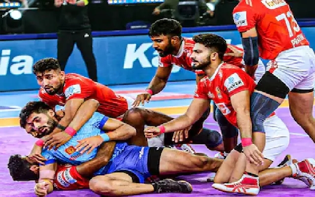"Telugu Titans Aim to Extend Winning Streak Against Gujarat Giants" - News Karnataka