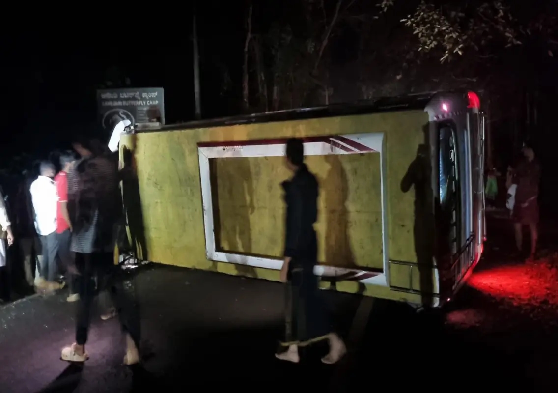 Udupi: Bus carrying ‘Kantara' dancers overturns; several injured - News Karnataka