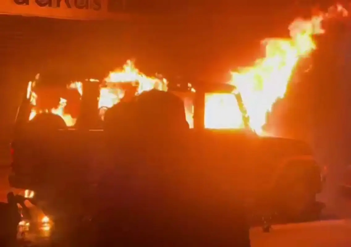 Bolero jeep belonging to jewellery firm catches fire in Mangaluru - News Karnataka