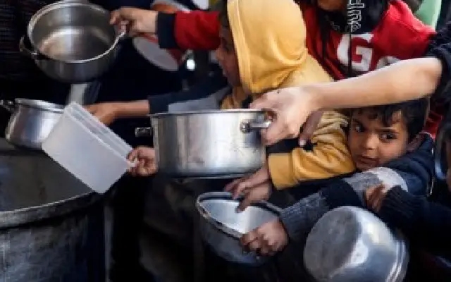 Displaced Palestinians rely on charity kitchens amid food shortages in Gaza - News Karnataka