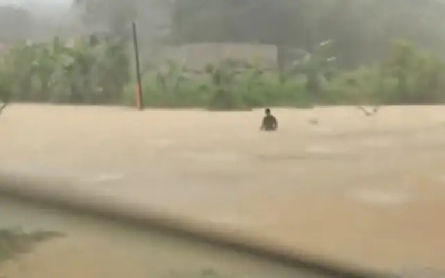 Father Braves Chest-Deep Floodwaters to Secure Baby Formula in Malaysia - News Karnataka