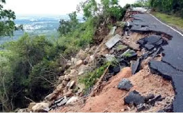 Massive Boulder Blocks Chamundi Hill Road Due to Cyclone Fengal Rains - News Karnataka