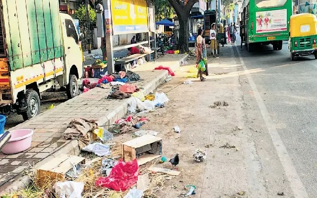 Sarakki Bus Shelter Turns into Garbage Dump, Commuters Demand Action - News Karnataka