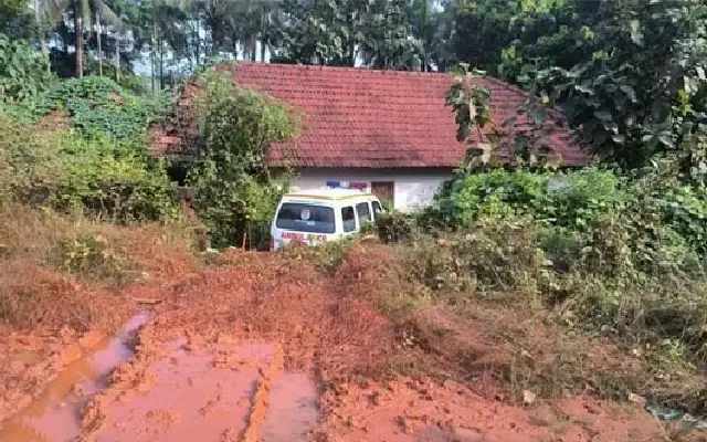Ambulance crashes into yard in Nekkiladi; no injuries reported - News Karnataka