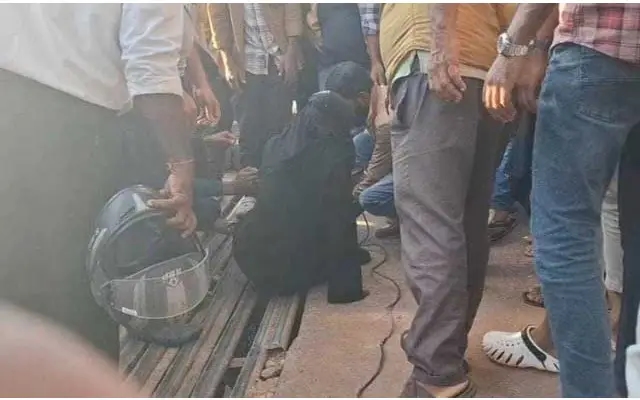 Broken drainage pipe traps woman’s leg, locals to the rescue - News Karnataka