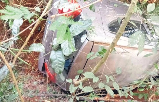 Young hero saves five lives after car plunges into ditch - News Karnataka