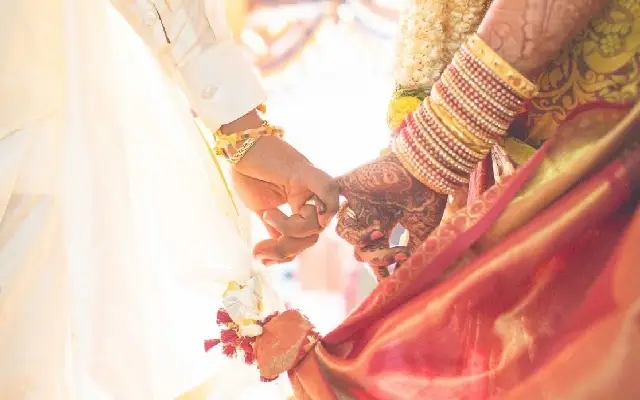 UP Man Marries Off Wife to Her Lover Fearing Own Safety - News Karnataka