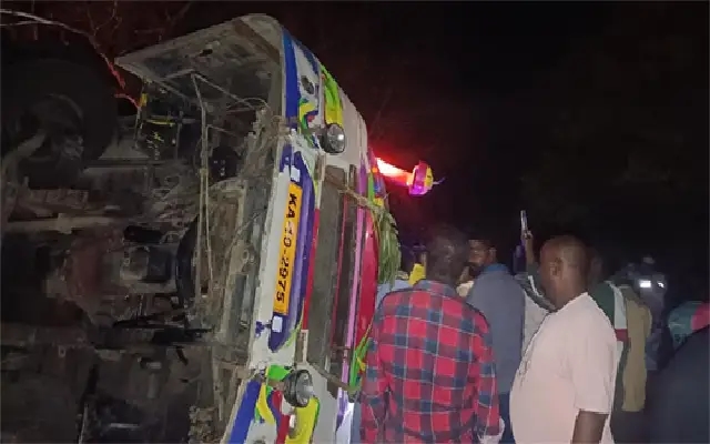 Private Bus Overturns in Chamarajanagar: One Dead, 70 Injured - News Karnataka