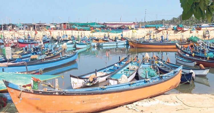 "Fishing crisis hits Dakshina Kannada as boats remain anchored due to poor catch" - News Karnataka