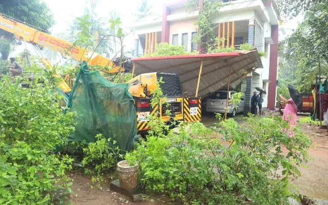 Massive Tree Crash Damages Home, Vehicles in Kundapur - News Karnataka