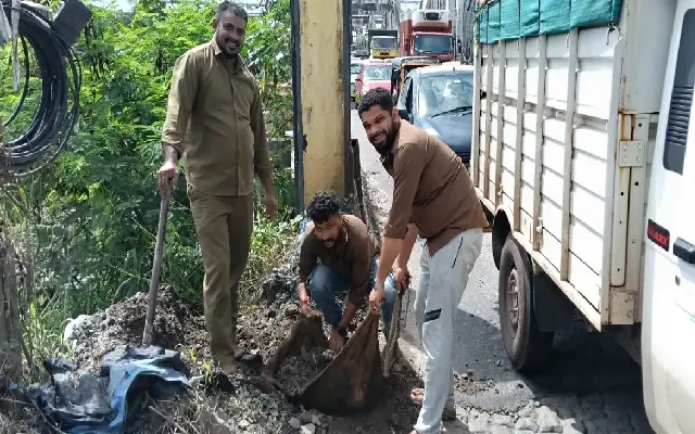 Mangaluru: Kulur-Kavoor Bus Staff Fill Potholes Amid Traffic Chaos - News Karnataka