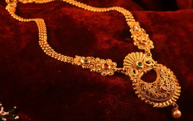 Gold necklace theft at Mangaluru Airport: Four baggage handlers detained - News Karnataka