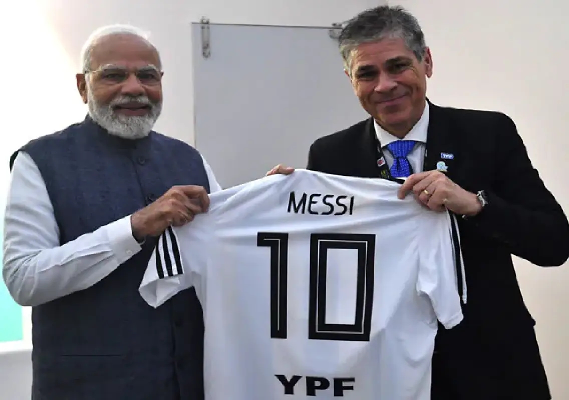 Argentina’s YPF chief gifts Lionel Messi jersey to PM Modi in Bengaluru - News Karnataka