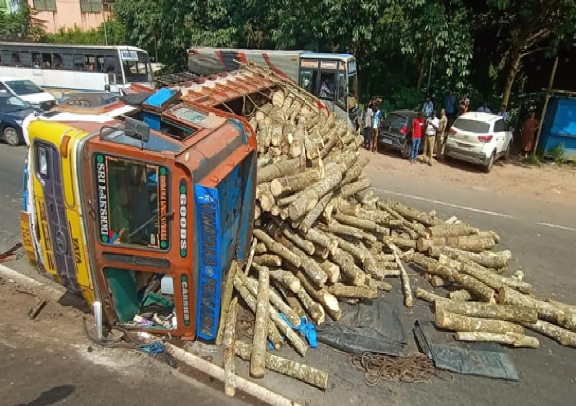 Lorry overturns on NH-66 near Ekkur, driver escapes with minor injuries - News Karnataka