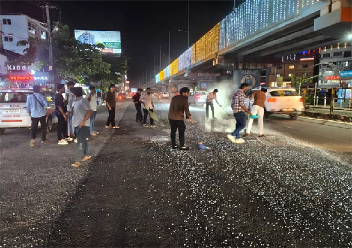 Mangaluru police and youths clear gravel from NH 66, avert accidents - News Karnataka