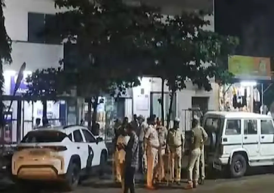 Armed gang loots gold and cash worth crores from SBI in Karnataka - News Karnataka