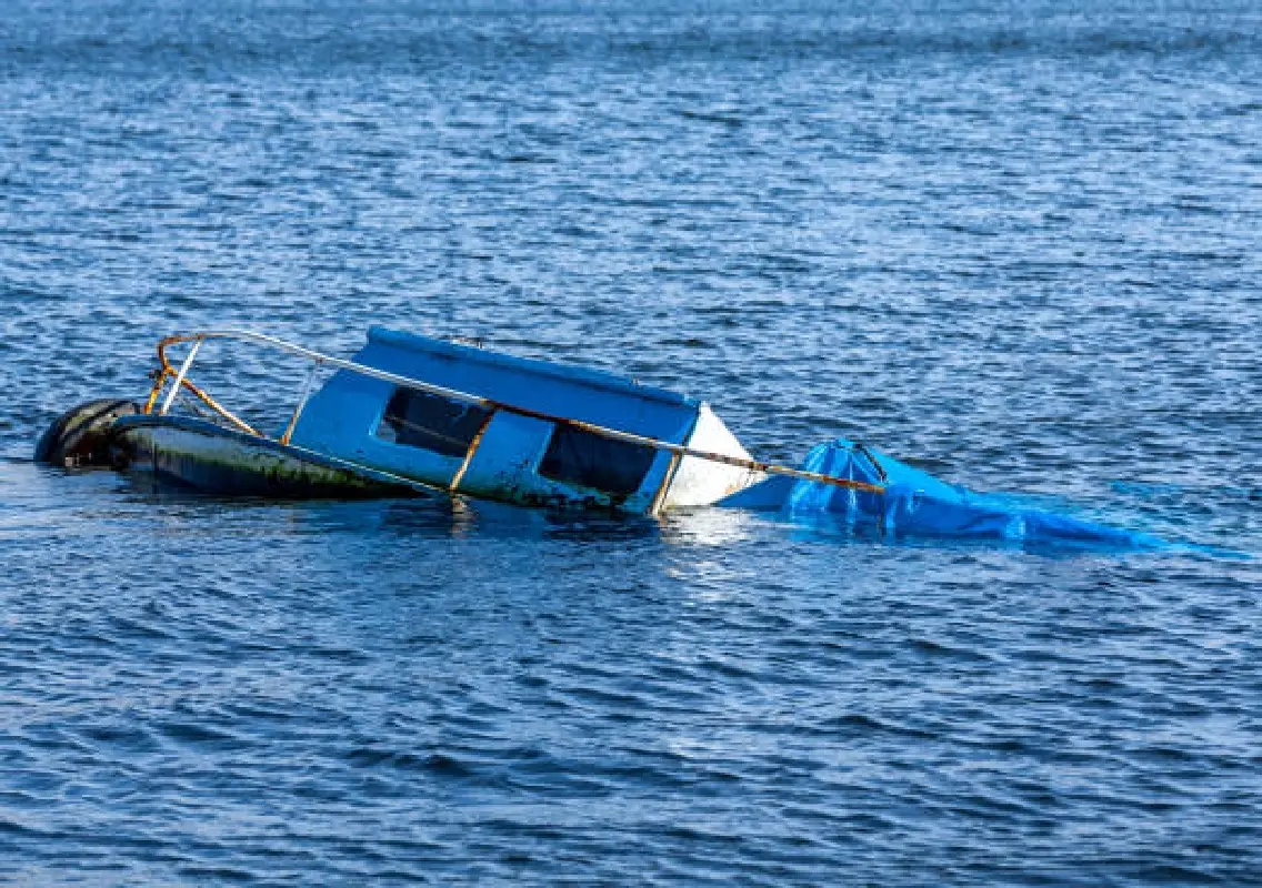 Fisherman dies after boat capsizes near Malpe lighthouse - News Karnataka