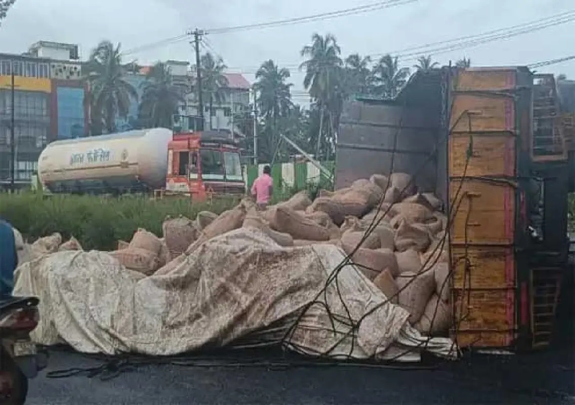 Lorry carrying wheat overturns near Surathkal, causing huge loss - News Karnataka