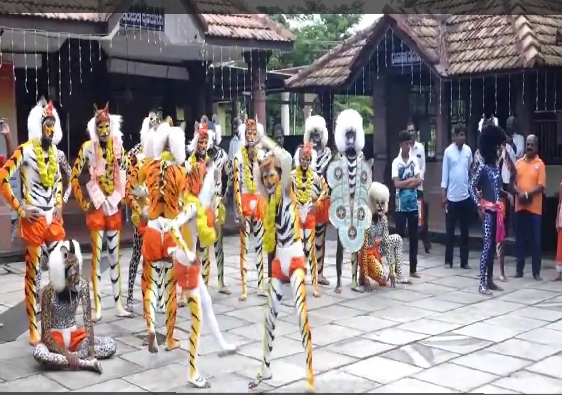 Udupi tiger dance groups bring vibrant energy to Ashtami celebrations - News Karnataka