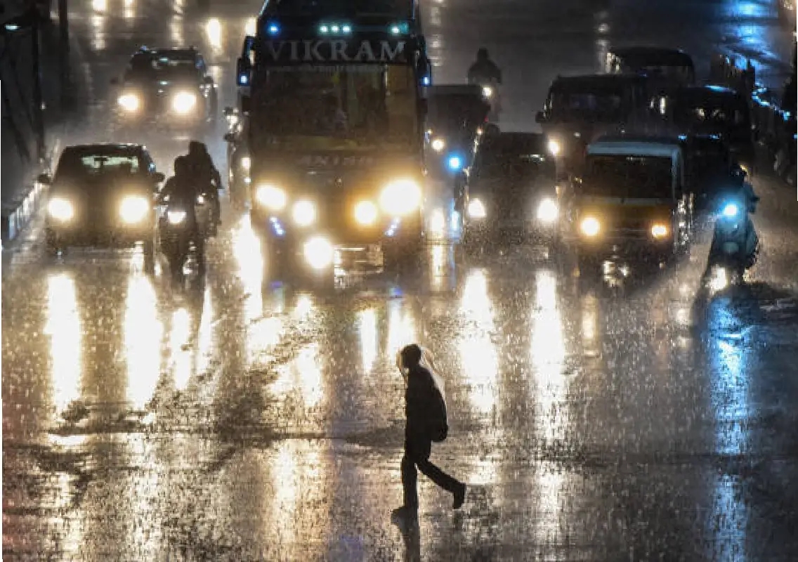 Heavy overnight rain leaves Bengaluru waterlogged, traffic hit - News Karnataka