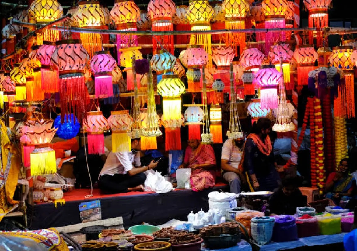 Mangaluru markets bustle with lanterns, firecrackers ahead of Deepavali - News Karnataka