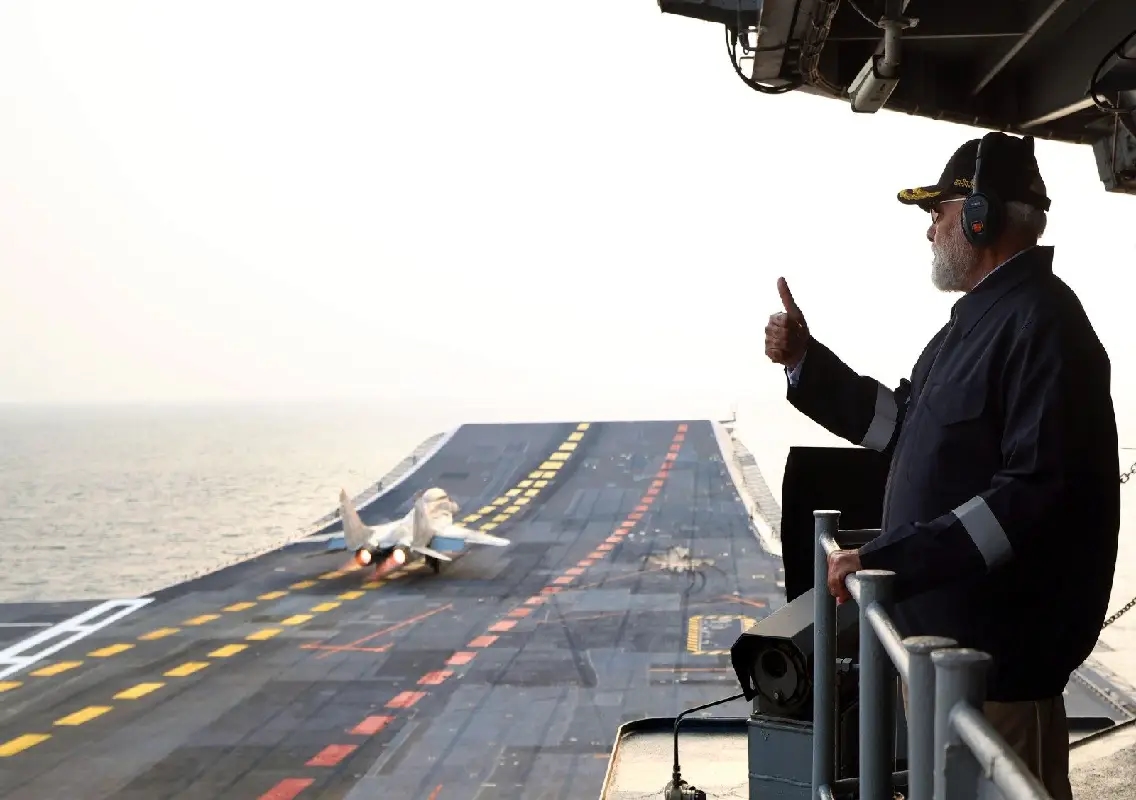 PM Modi celebrates Diwali aboard INS Vikrant, praises Navy’s technological prowess - News Karnataka