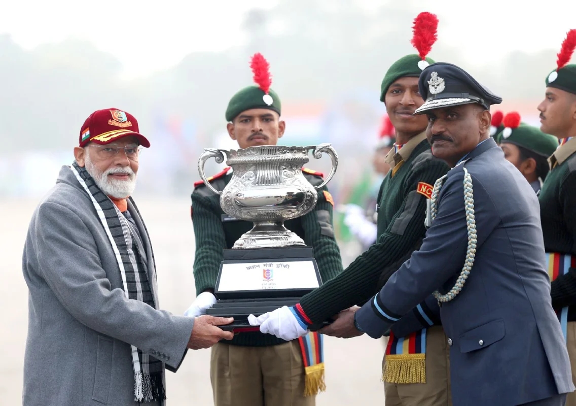 St Aloysius University cadet SUO Shlok Sanil receives RDC Championship Trophy from Prime Minister - News Karnataka