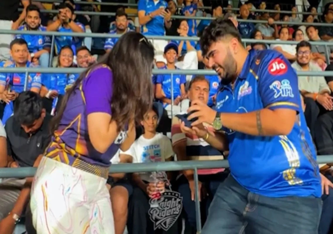 MI fan drops ring during proposal at IPL 2026 - News Karnataka
