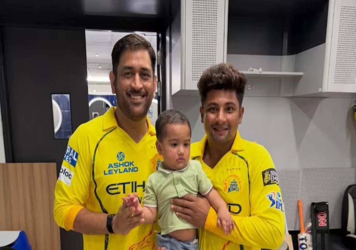 Dhoni’s sweet moment with Sarfaraz’s son goes viral - News Karnataka