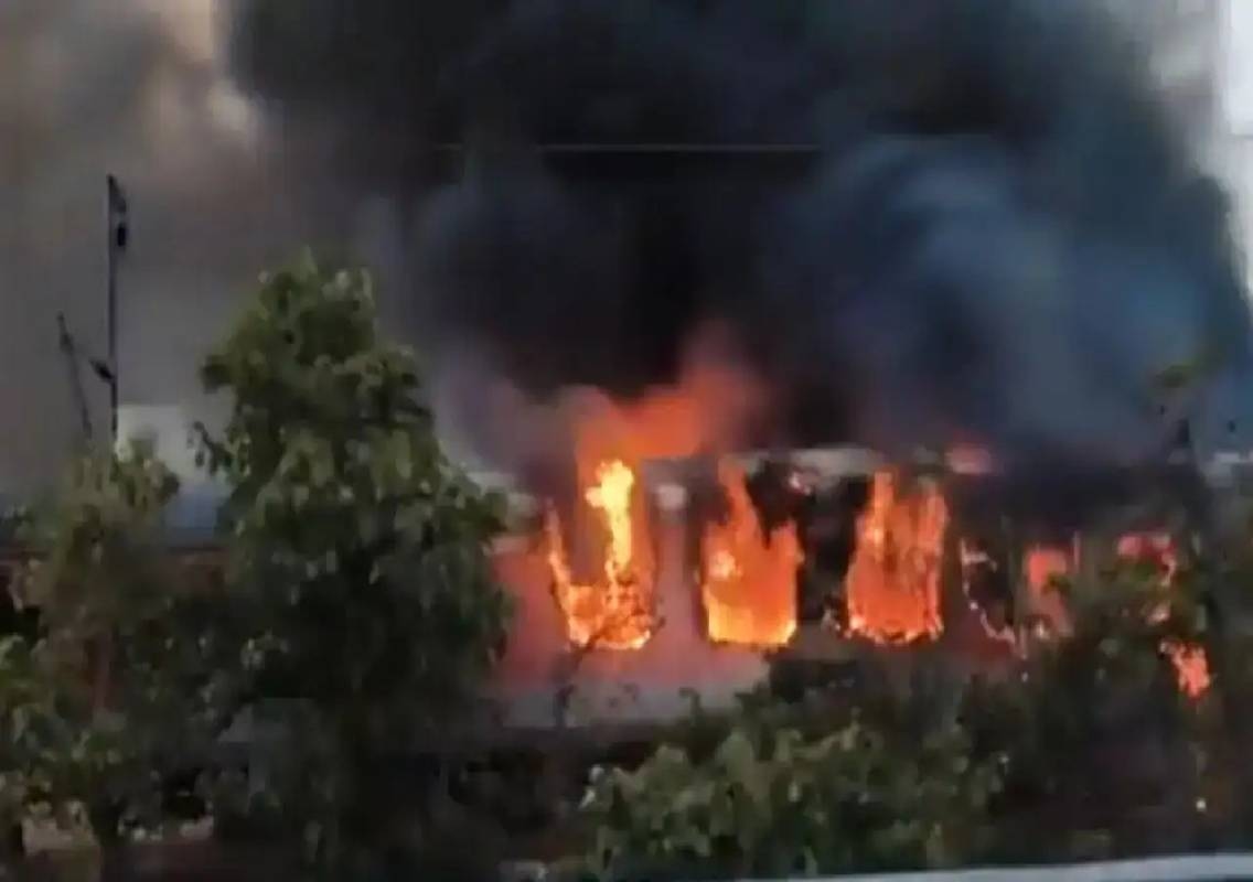 Fire in Rajdhani Express coach near Ratlam; passengers safe - News Karnataka