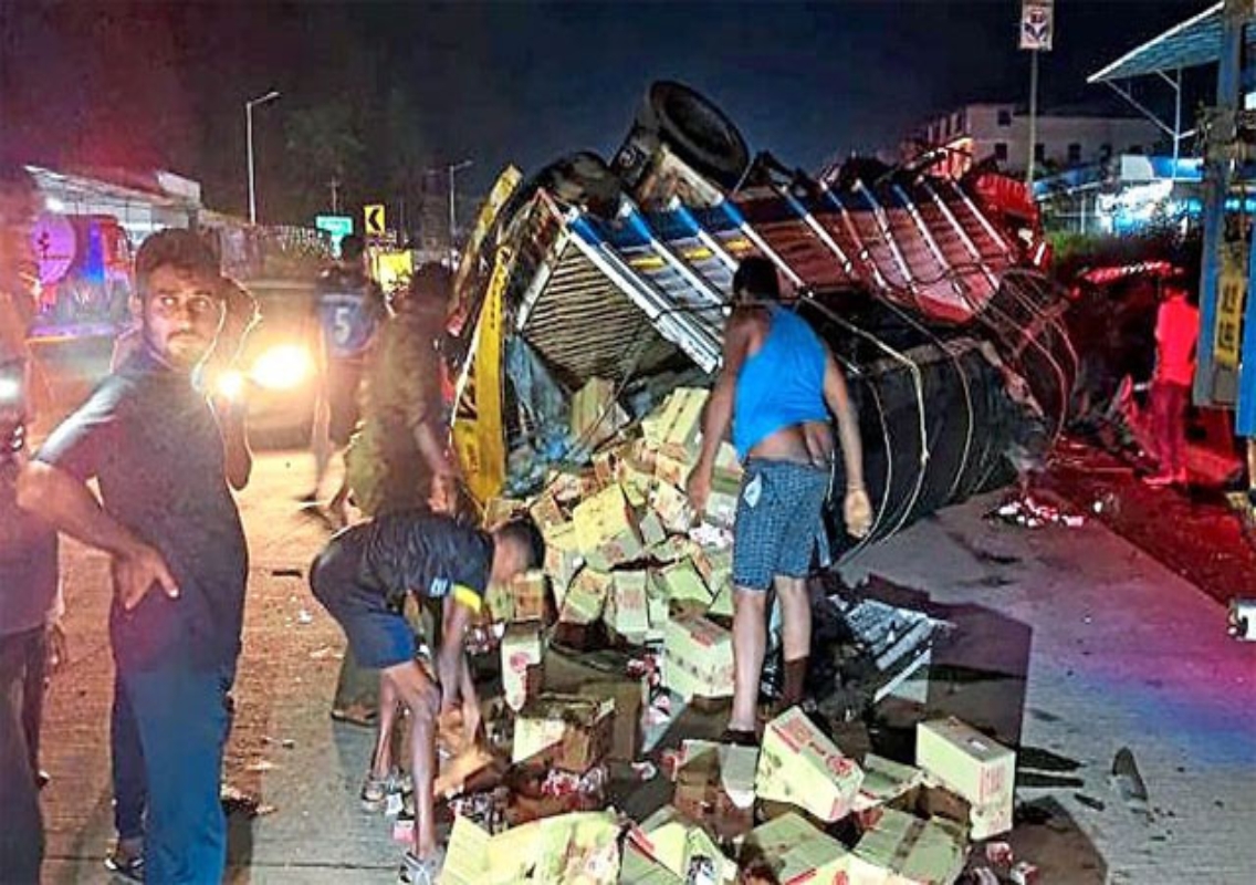 Liquor truck overturns after crash at Nelady - News Karnataka