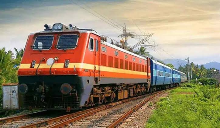 Maharashtra: Passengers Block Train Over RPF Assault Claim - News Karnataka