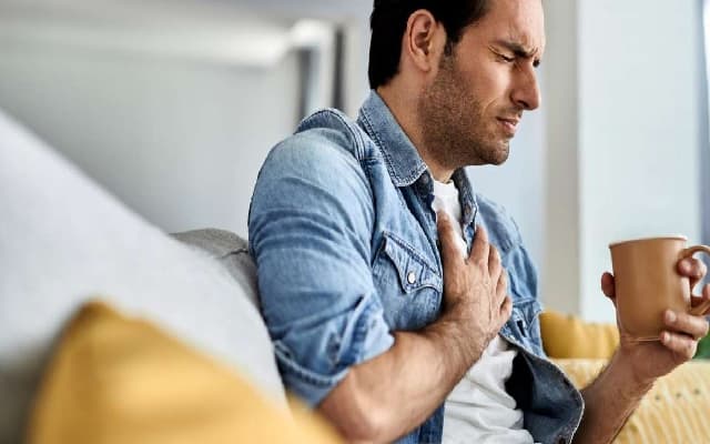 Expert Advises on Distinguishing Between Gas Pain and Heart Attack Symptoms