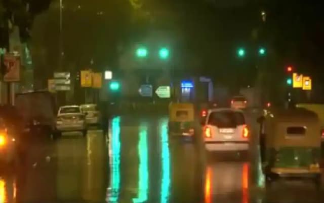 Heavy rain lashes Delhi-NCR, waterlogging in many areas