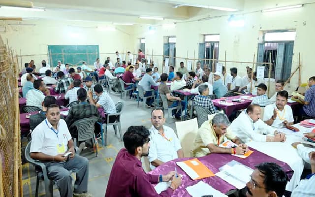 Close Fight In Maharashtra, BJP Slightly Ahead Of INDIA Alliance