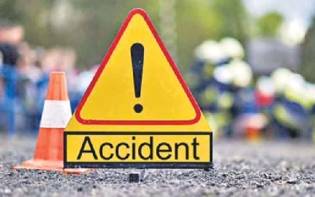 Bus overturns on Lucknow-Agra Expressway; 40 injured