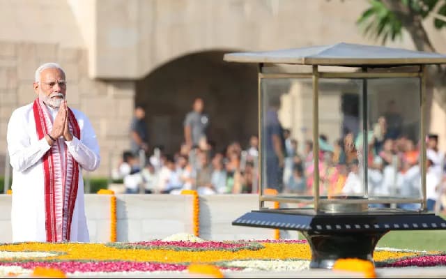 PM Modi Pays Tribute to Mahatma Gandhi, Vajpayee Before Oath