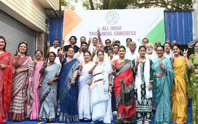 West Bengal CM Mamata Banerjee Keeps Opposition’s Options Open