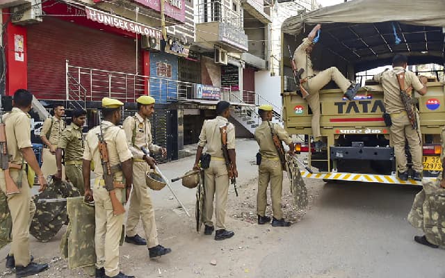 Uttar Pradesh Couple Dupes People Of ₹ 400 Crore, Flees