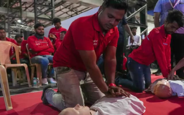 Kunal Kamra Mocks Zomato CEO’s Guinness World Record Achievement