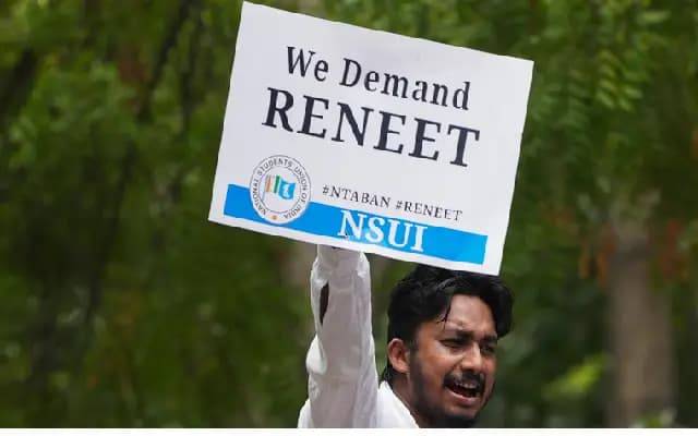NSUI Stages Protest Against NEET Question Paper Leak in Mangaluru