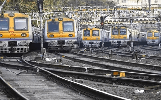Train passes through waterlogged tracks in Mumbai. Watch shocking video