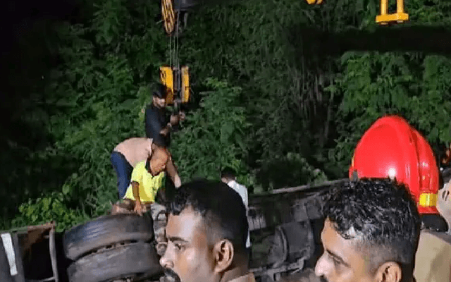 4 Killed, Several Injured As Bus Falls Into Ditch On Mumbai Express Highway