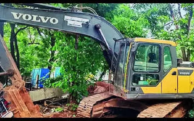 20-Tonne Excavator Theft from Court Premises: Two Arrested